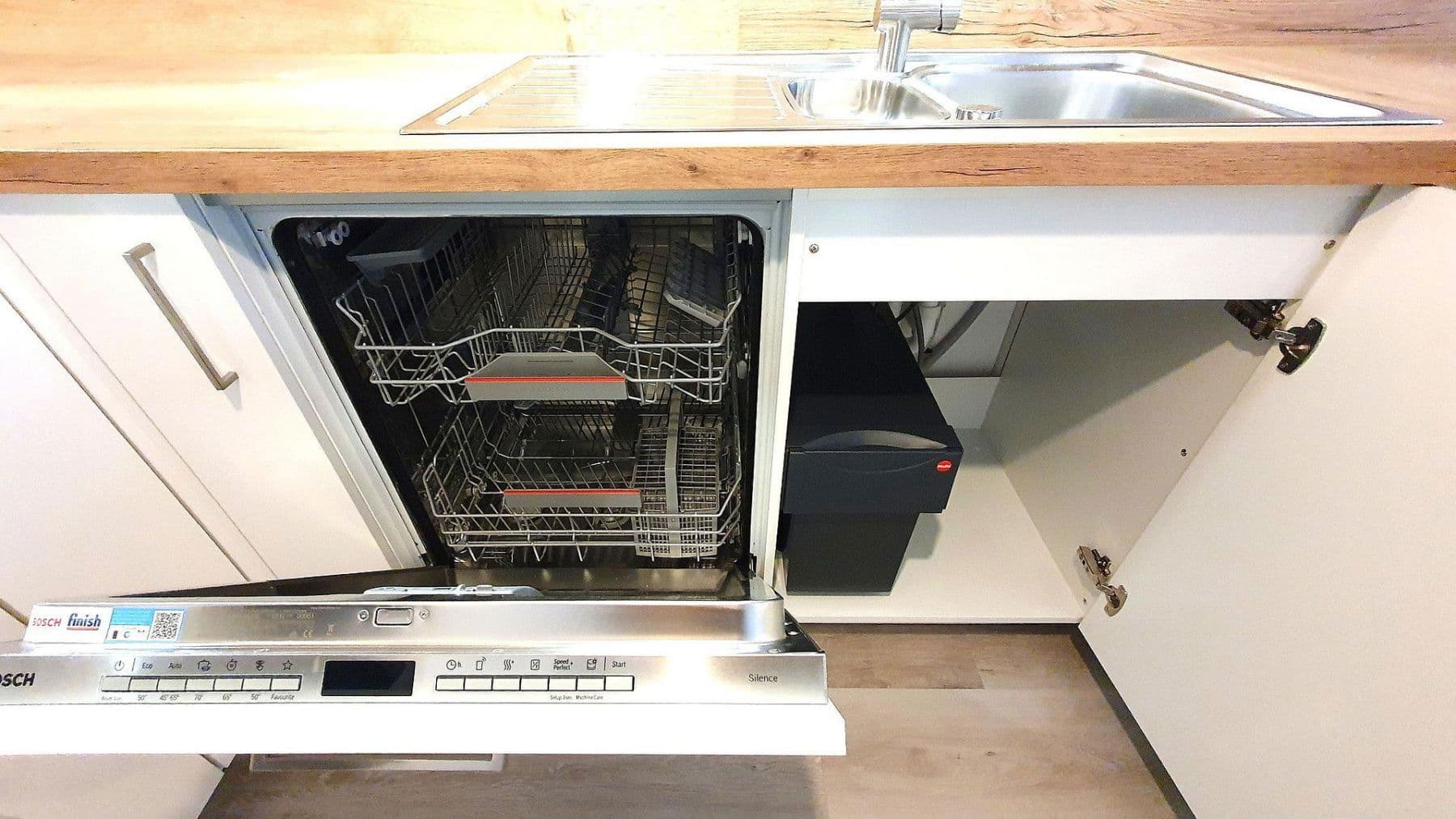 Pronájem bytu 2+1 70 m², Rheinstraße 14, Gailingen am Hochrhein, Bádensko-Württembersko Pronájem bytu 2+1 70 m², Rheinstraße 14, Gailingen am Hochrhein, Bádensko-Württembersko