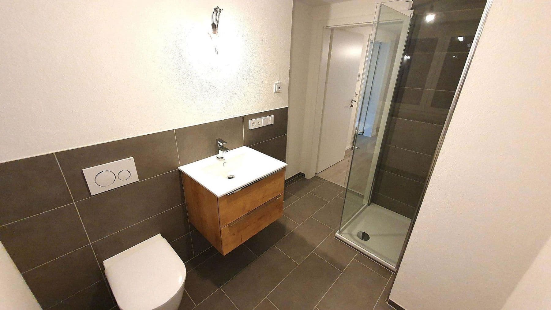 Pronájem bytu 2+1 70 m², Rheinstraße 14, Gailingen am Hochrhein, Bádensko-Württembersko Pronájem bytu 2+1 70 m², Rheinstraße 14, Gailingen am Hochrhein, Bádensko-Württembersko