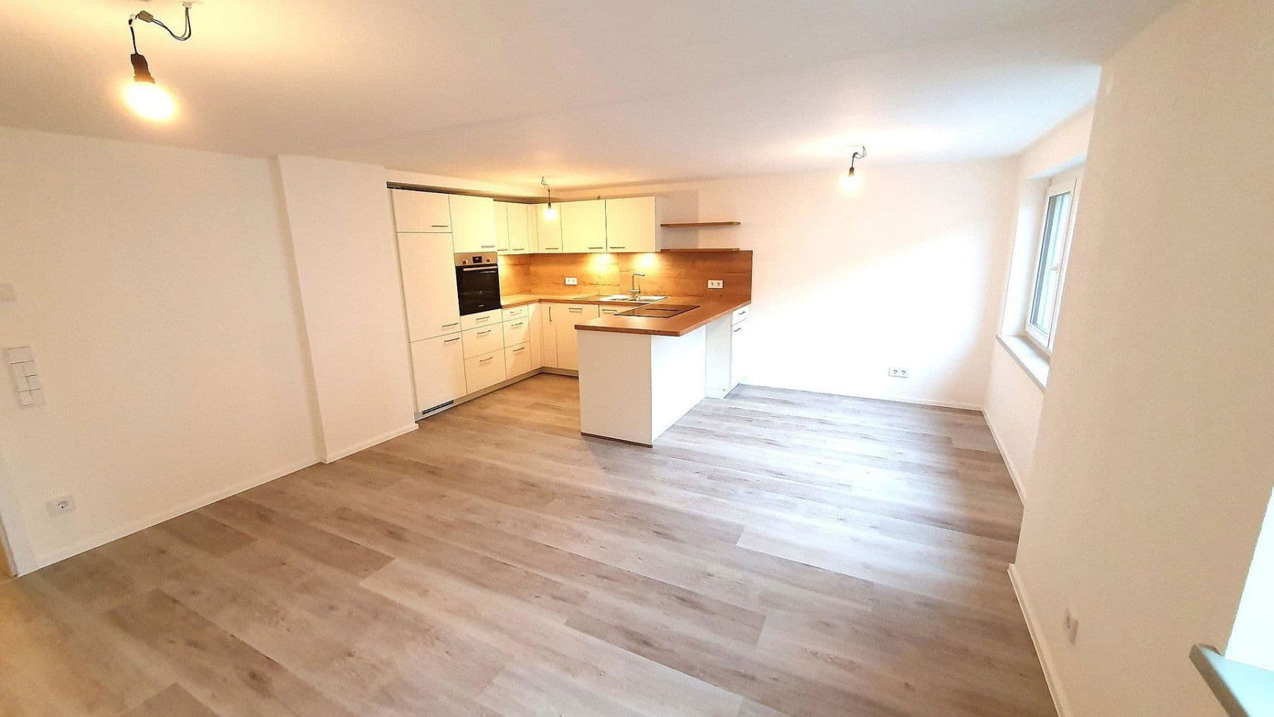 Pronájem bytu 2+1 70 m², Rheinstraße 14, Gailingen am Hochrhein, Bádensko-Württembersko Pronájem bytu 2+1 70 m², Rheinstraße 14, Gailingen am Hochrhein, Bádensko-Württembersko