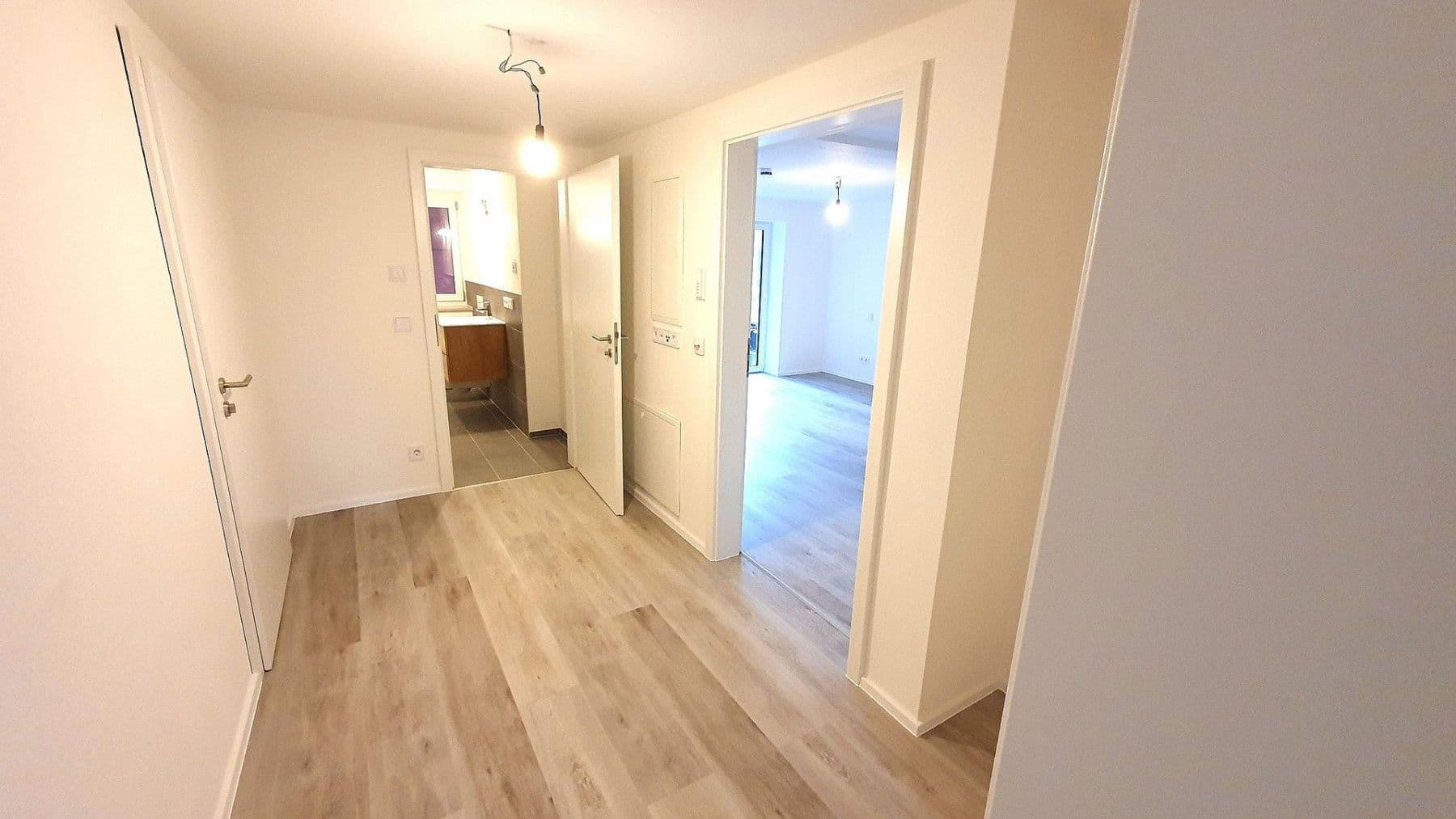 Pronájem bytu 2+1 70 m², Rheinstraße 14, Gailingen am Hochrhein, Bádensko-Württembersko Pronájem bytu 2+1 70 m², Rheinstraße 14, Gailingen am Hochrhein, Bádensko-Württembersko