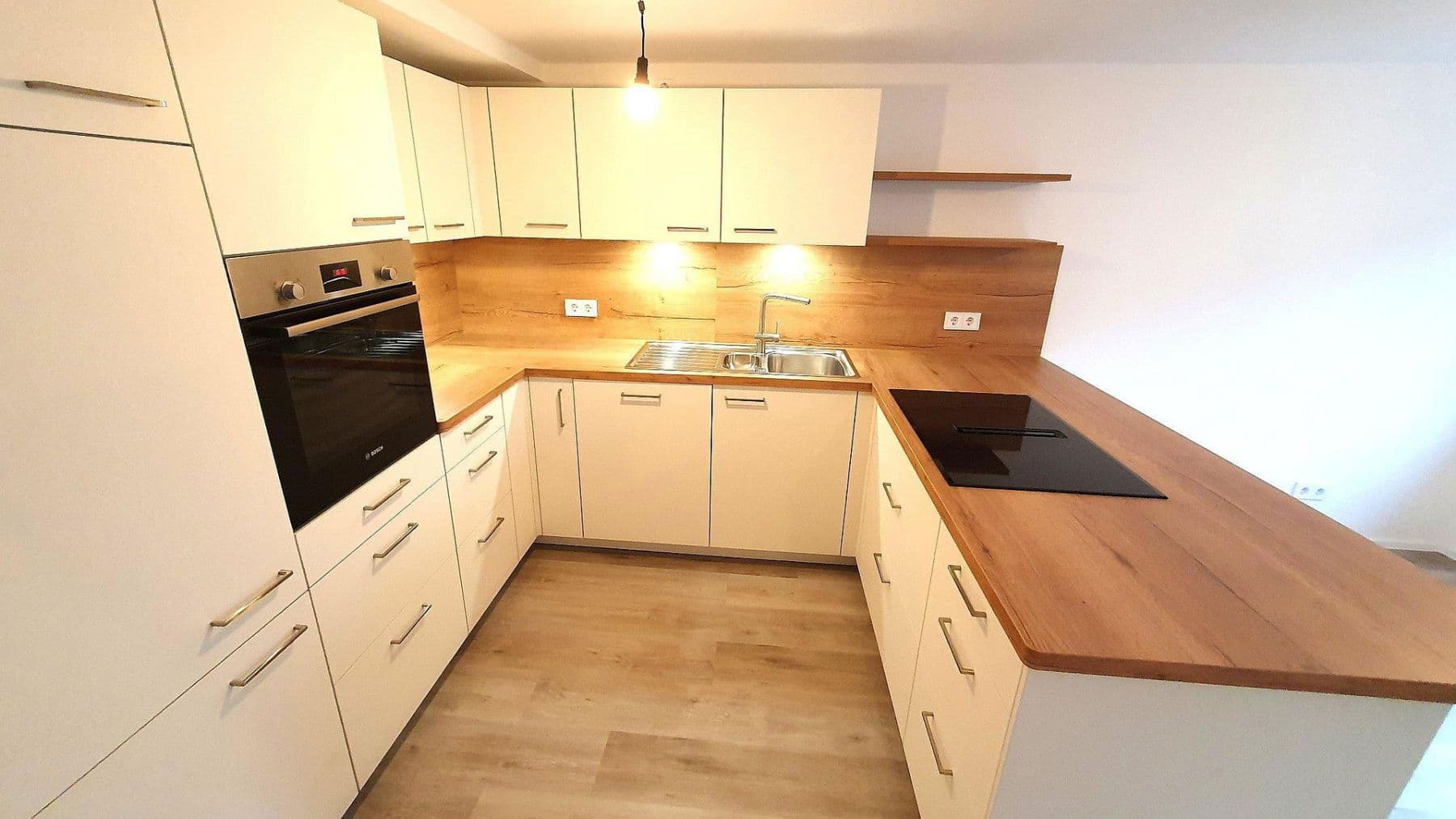 Pronájem bytu 2+1 70 m², Rheinstraße 14, Gailingen am Hochrhein, Bádensko-Württembersko Pronájem bytu 2+1 70 m², Rheinstraße 14, Gailingen am Hochrhein, Bádensko-Württembersko