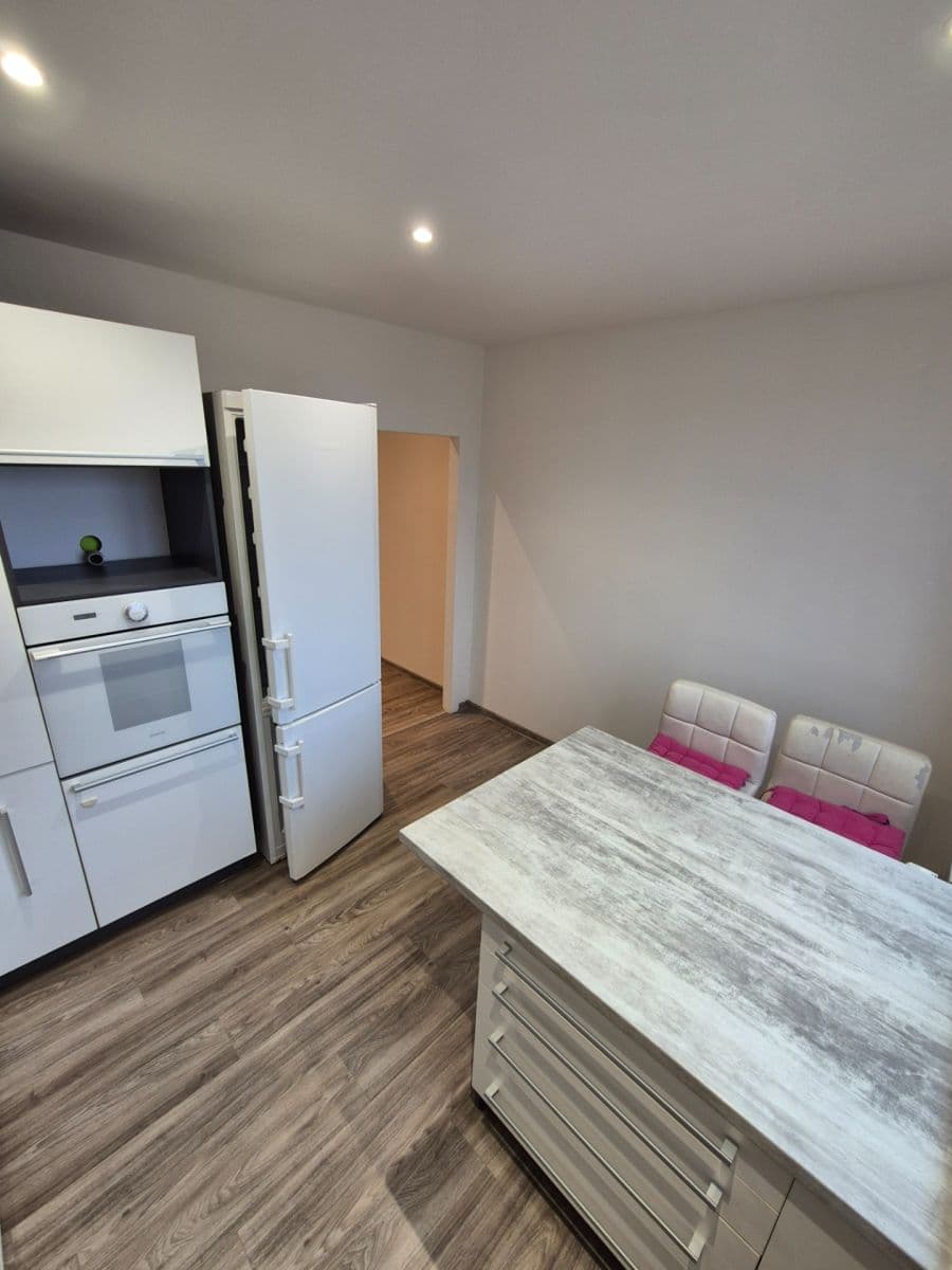 Pronájem bytu 3+1 76 m², Bzenecká, Brno, Jihomoravský kraj Pronájem bytu 3+1 76 m², Bzenecká, Brno, Jihomoravský kraj