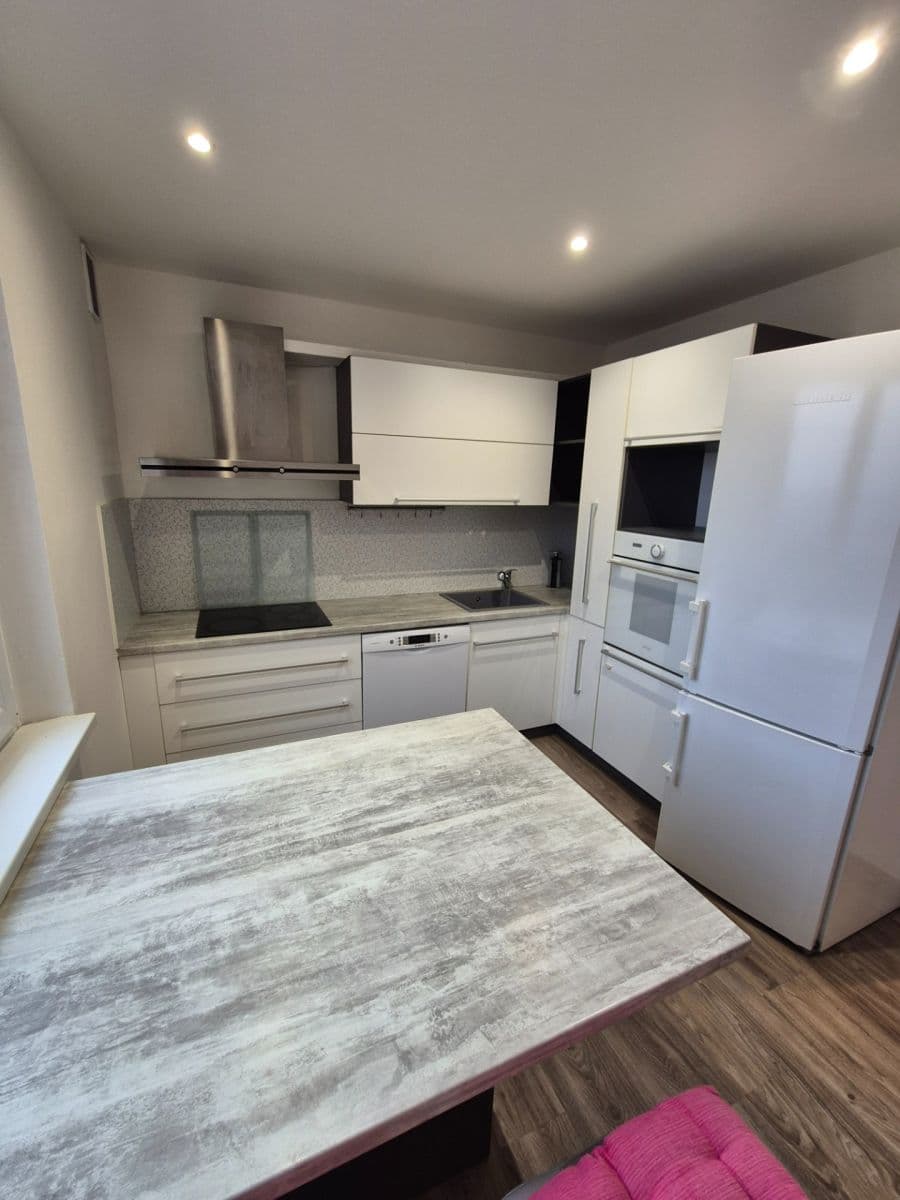 Pronájem bytu 3+1 76 m², Bzenecká, Brno, Jihomoravský kraj Pronájem bytu 3+1 76 m², Bzenecká, Brno, Jihomoravský kraj