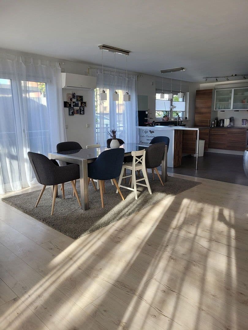 Pronájem domu 204 m², pozemek 350 m², Nürnberg, Bavorsko Pronájem domu 204 m², pozemek 350 m², Nürnberg, Bavorsko