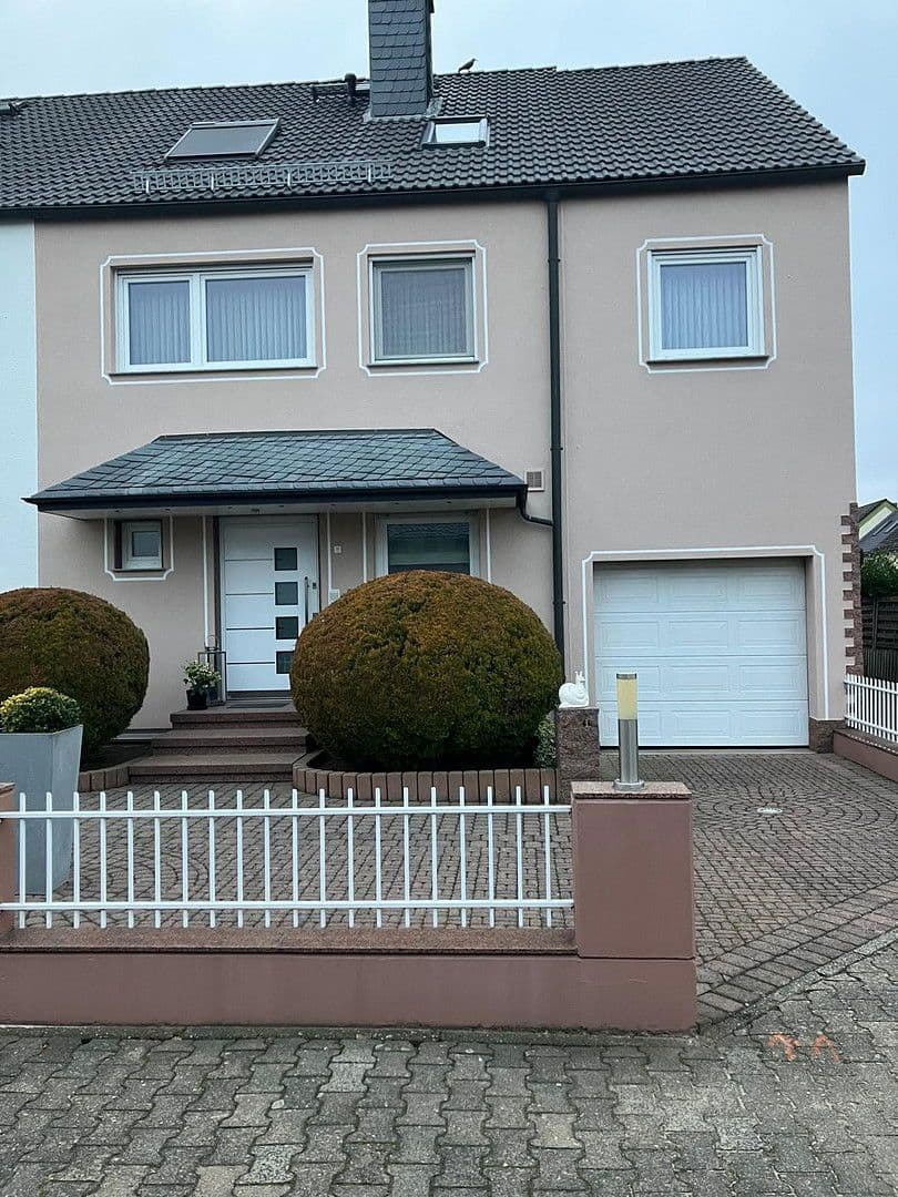 Prodej domu 211 m², pozemek 347 m², Karpfenweg 1, Rodgau, Hessen Prodej domu 211 m², pozemek 347 m², Karpfenweg 1, Rodgau, Hessen