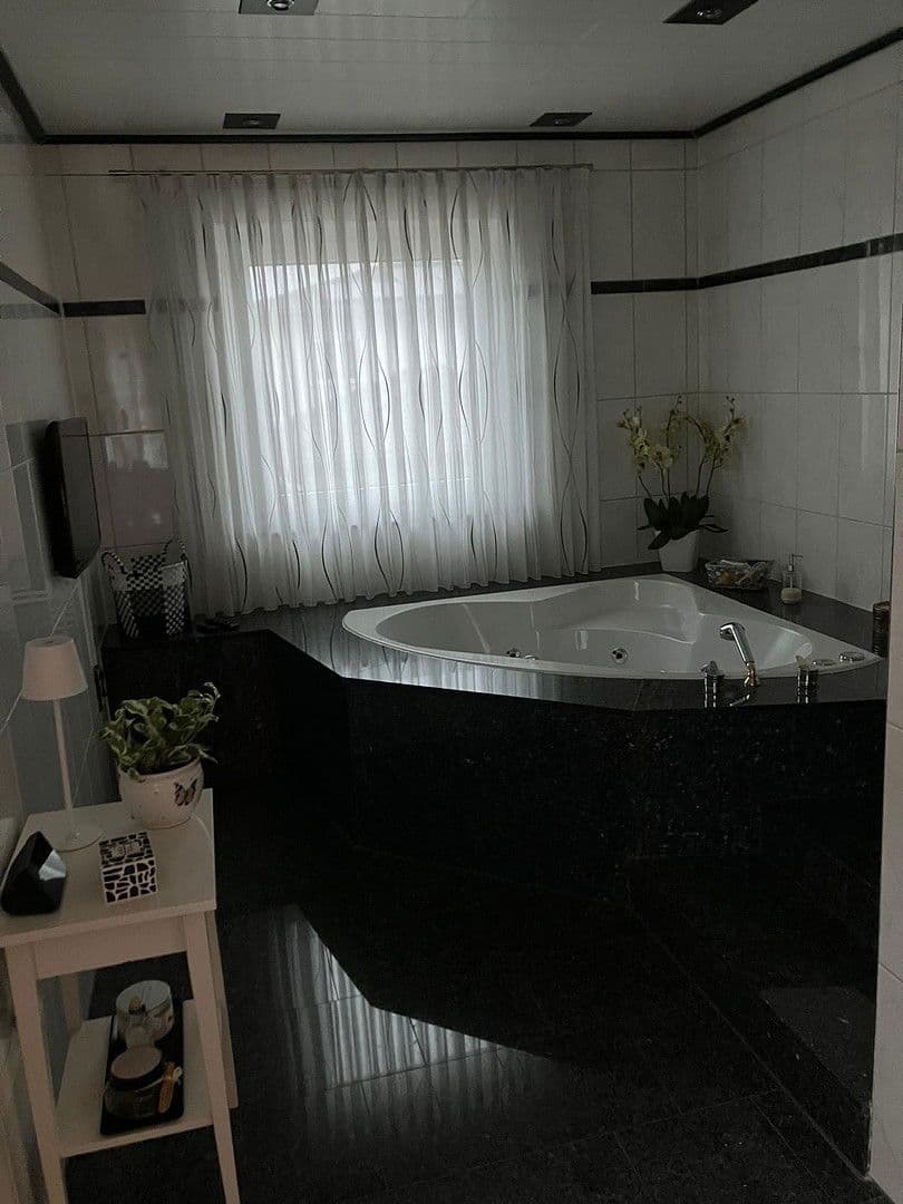 Prodej domu 211 m², pozemek 347 m², Karpfenweg 1, Rodgau, Hessen Prodej domu 211 m², pozemek 347 m², Karpfenweg 1, Rodgau, Hessen