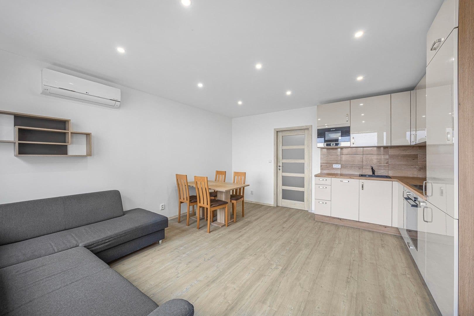 Pronájem bytu 2+kk 47 m², Pod Lipami, Praha, Praha Pronájem bytu 2+kk 47 m², Pod Lipami, Praha, Praha