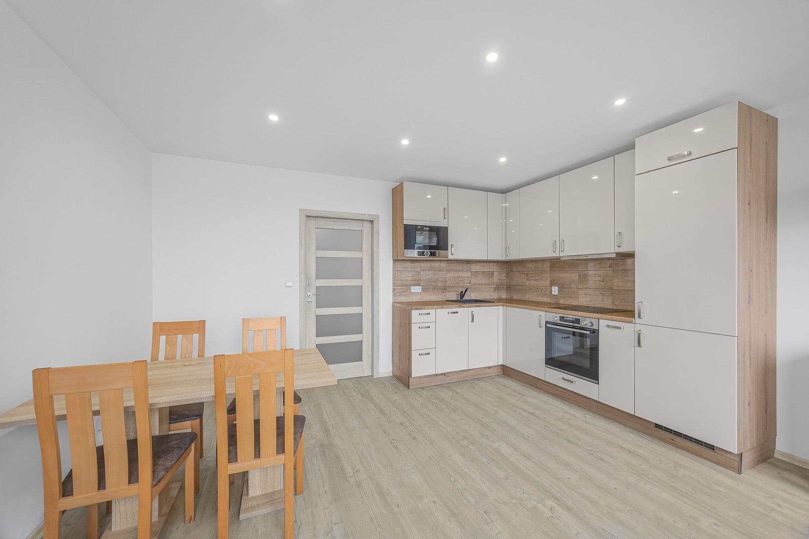 Pronájem bytu 2+kk 47 m², Pod Lipami, Praha, Praha Pronájem bytu 2+kk 47 m², Pod Lipami, Praha, Praha