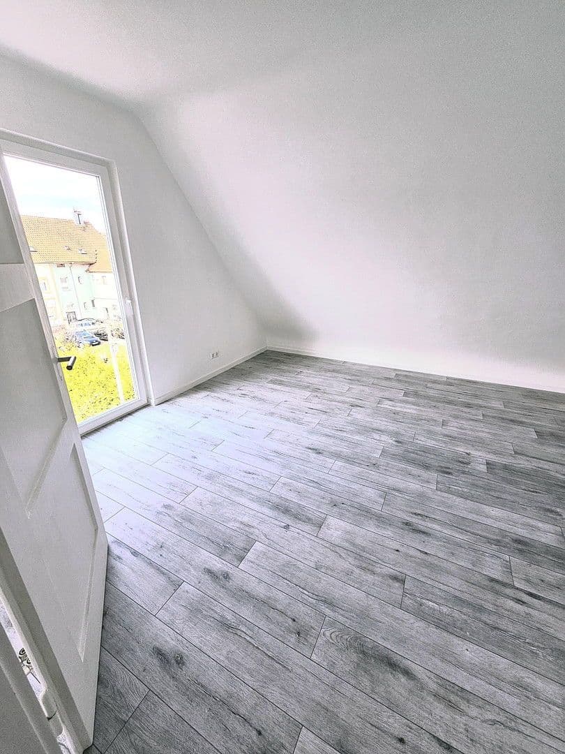 Pronájem bytu 4+1 85 m², Obereisesheimerstraße 21, Heilbronn Neckargartach, Bádensko-Württembersko Pronájem bytu 4+1 85 m², Obereisesheimerstraße 21, Heilbronn Neckargartach, Bádensko-Württembersko