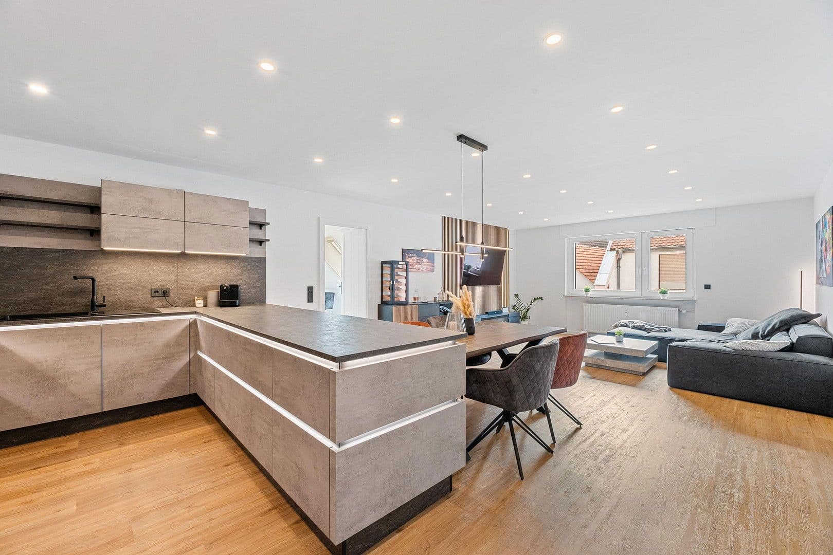 Prodej bytu 4+1 112 m², Grabenstr. 2, Hemsbach, Bádensko-Württembersko Prodej bytu 4+1 112 m², Grabenstr. 2, Hemsbach, Bádensko-Württembersko