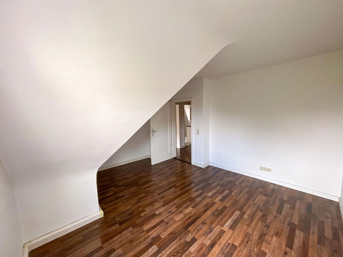 Pronájem bytu 2+1 45 m², Schwarenbergstraße 164, Stuttgart, Bádensko-Württembersko Pronájem bytu 2+1 45 m², Schwarenbergstraße 164, Stuttgart, Bádensko-Württembersko