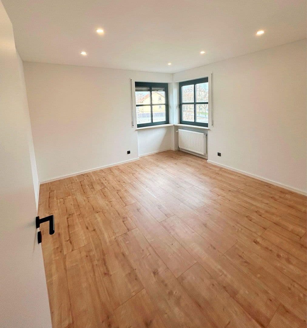 Pronájem bytu 4+1 111 m², Augsburger Straße 40, Regensburg, Bavorsko Pronájem bytu 4+1 111 m², Augsburger Straße 40, Regensburg, Bavorsko