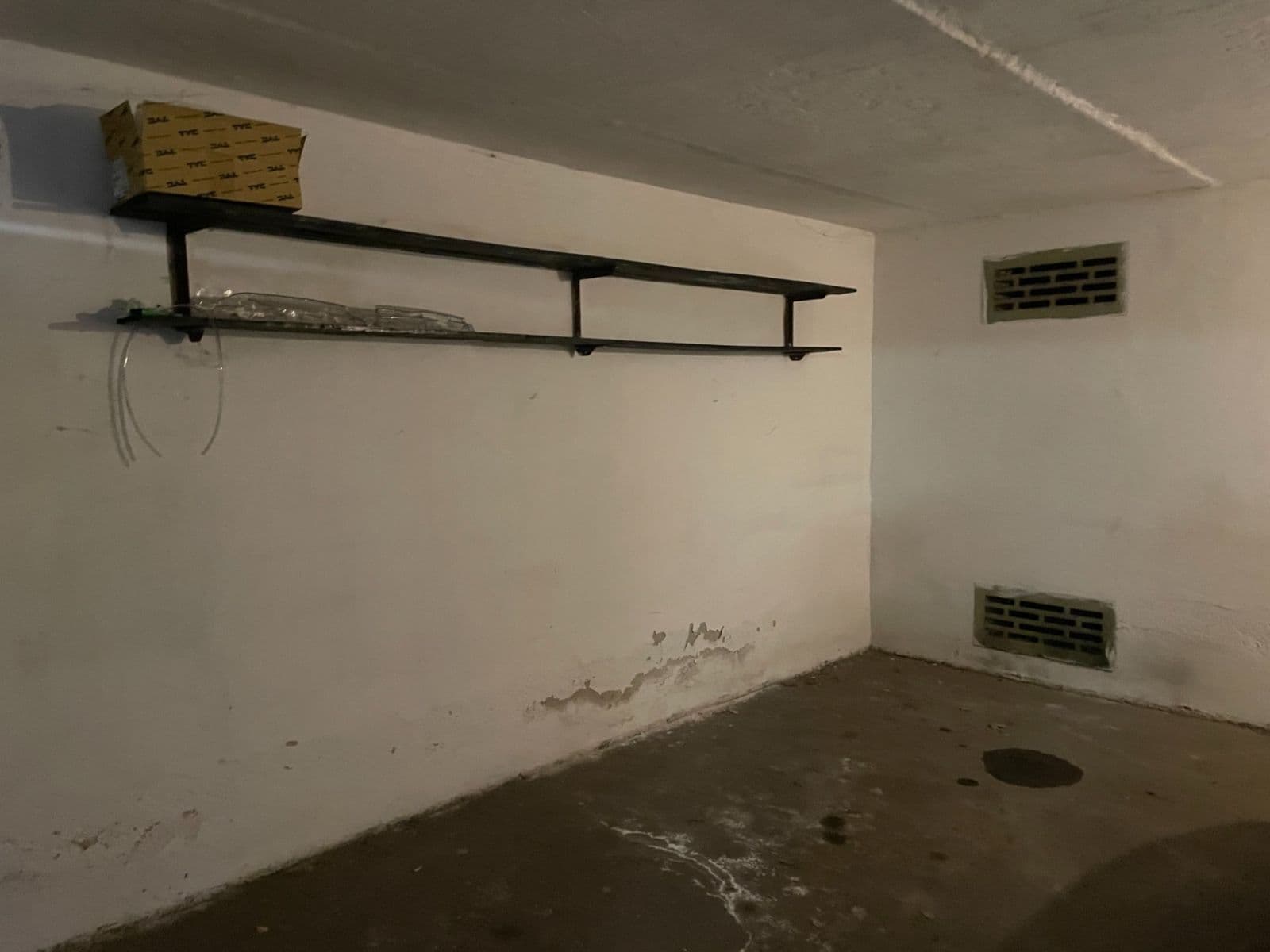 Pronájem garáže 18 m², Pardubice, Pardubický kraj Pronájem garáže 18 m², Pardubice, Pardubický kraj