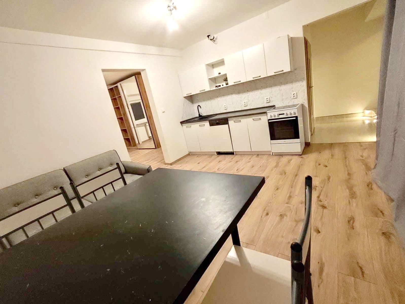 Pronájem bytu 2+kk 60 m², Palackého náměstí, Dobrovice, Středočeský kraj Pronájem bytu 2+kk 60 m², Palackého náměstí, Dobrovice, Středočeský kraj