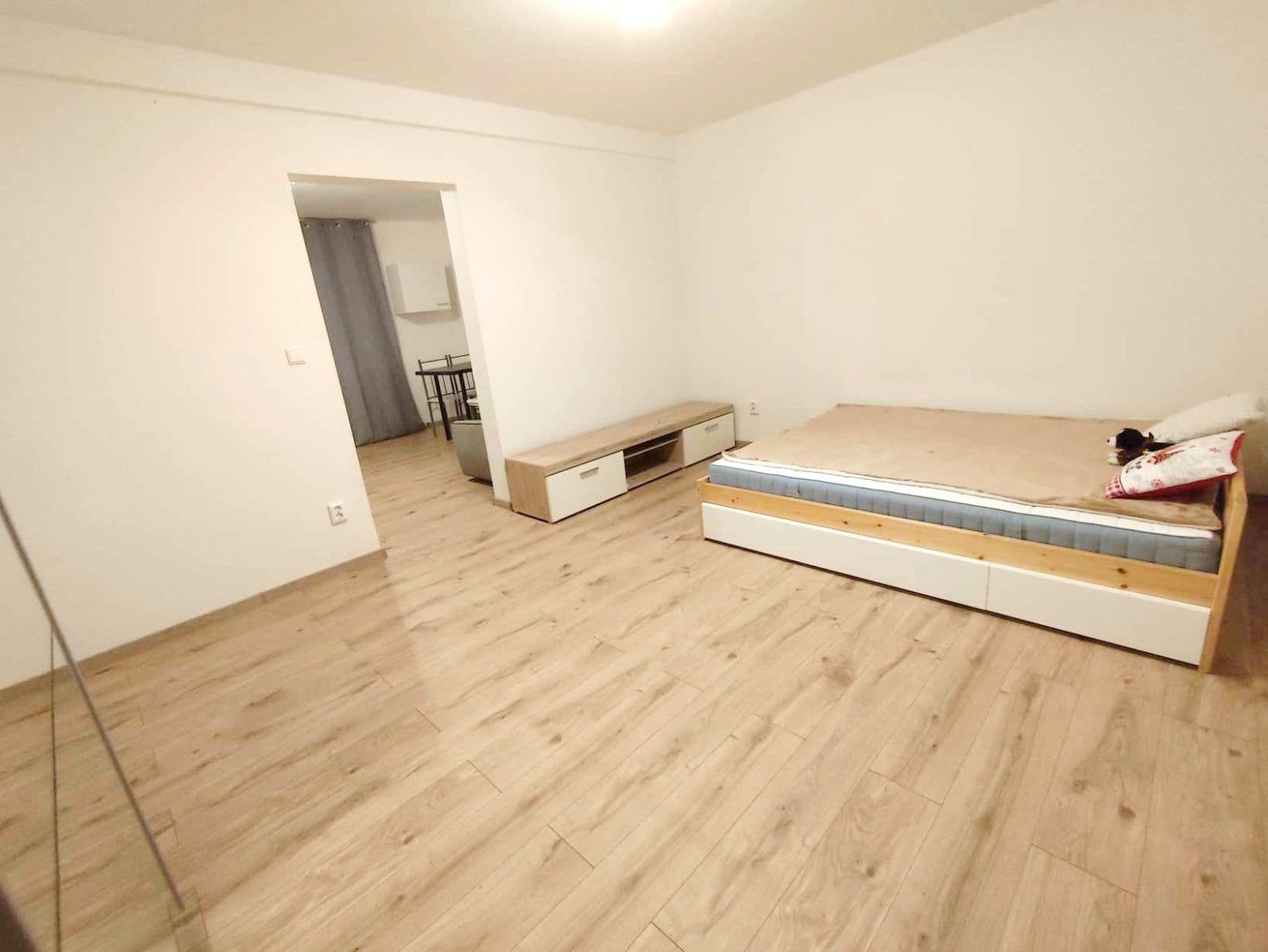 Pronájem bytu 2+kk 60 m², Palackého náměstí, Dobrovice, Středočeský kraj Pronájem bytu 2+kk 60 m², Palackého náměstí, Dobrovice, Středočeský kraj