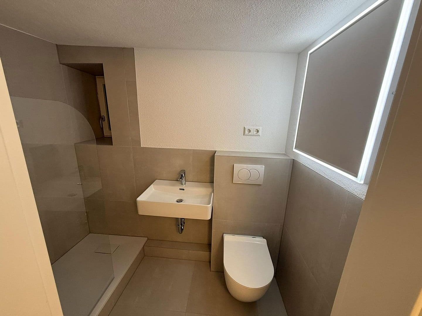 Pronájem bytu 4+1 62 m², Schloßstraße 40, Gundelsheim, Bádensko-Württembersko Pronájem bytu 4+1 62 m², Schloßstraße 40, Gundelsheim, Bádensko-Württembersko