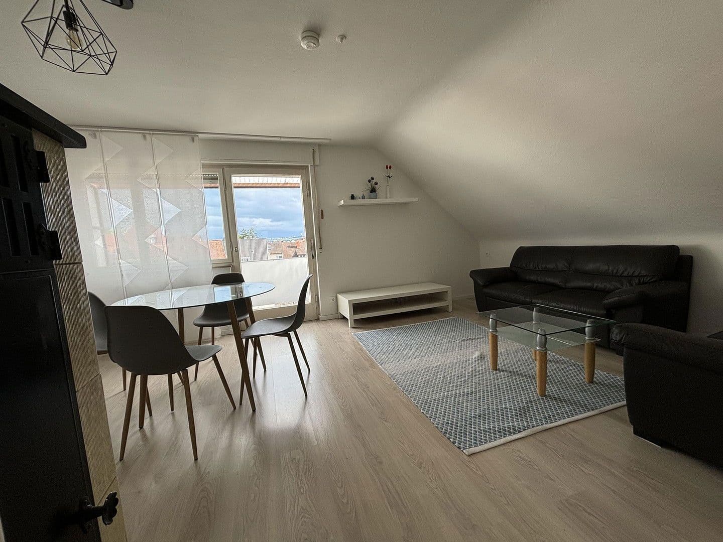 Pronájem bytu 1+1 43 m², Stuttgart, Bádensko-Württembersko Pronájem bytu 1+1 43 m², Stuttgart, Bádensko-Württembersko