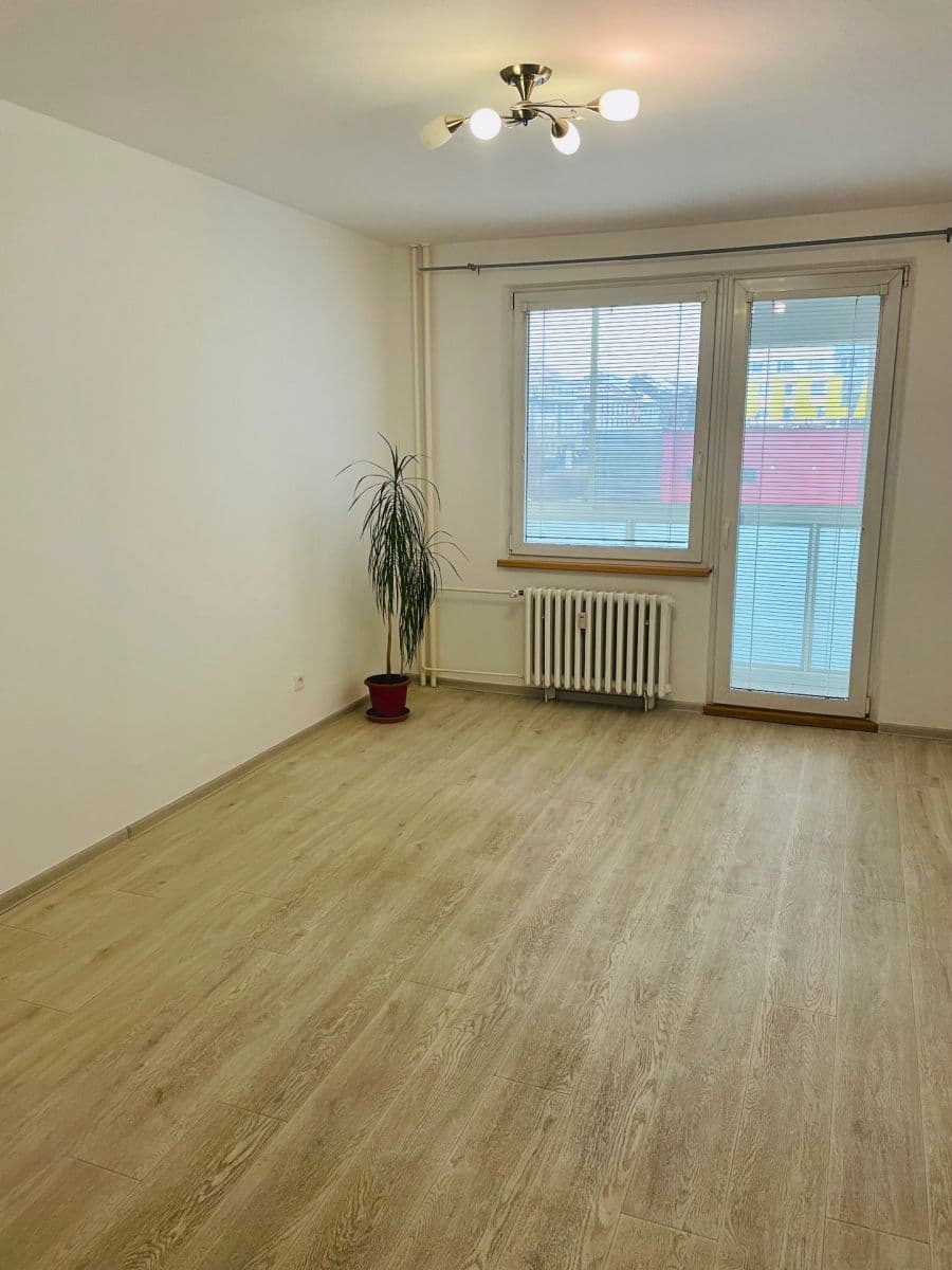 Pronájem bytu 3+1 74 m², Pod lipami, Jičín, Královéhradecký kraj Pronájem bytu 3+1 74 m², Pod lipami, Jičín, Královéhradecký kraj