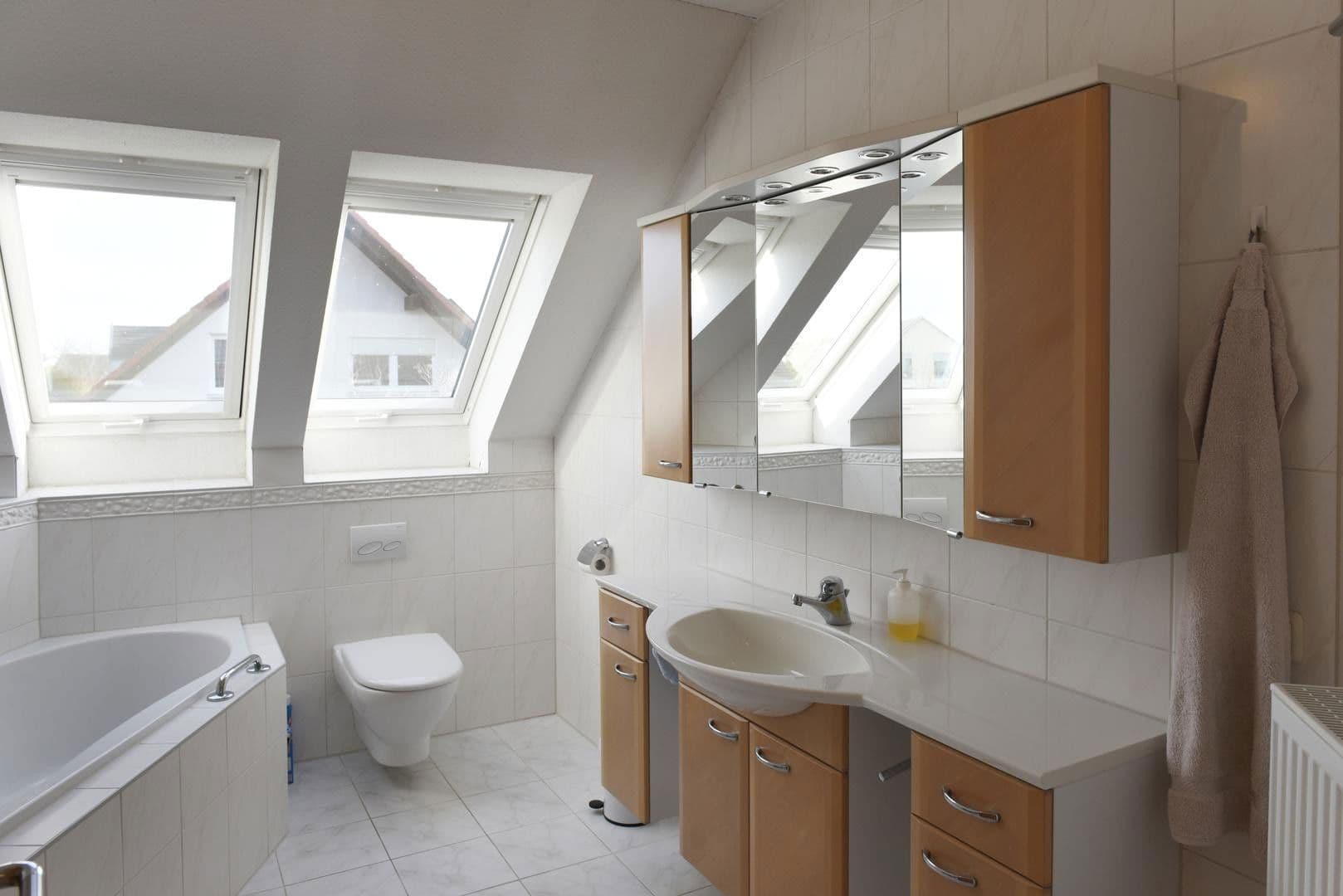 Prodej domu 189 m², pozemek 780 m², Adelsdorf, Bavorsko Prodej domu 189 m², pozemek 780 m², Adelsdorf, Bavorsko