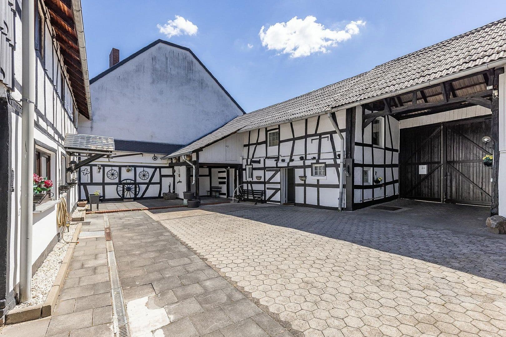 Prodej domu 232 m², pozemek 1.554 m², Schmittstr. 51, Bonn, Severní Porýní-Vestfálsko Prodej domu 232 m², pozemek 1.554 m², Schmittstr. 51, Bonn, Severní Porýní-Vestfálsko