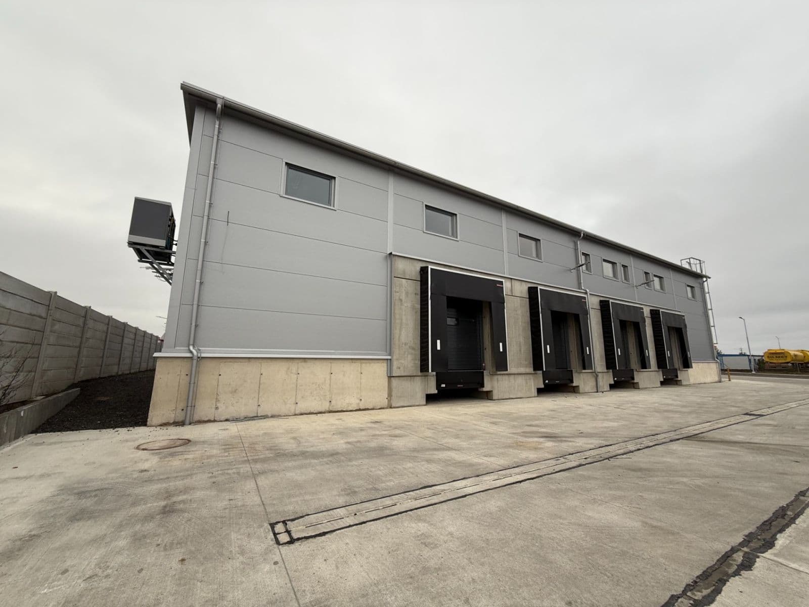 Pronájem nebytového prostoru 998 m², Tlustice, Středočeský kraj Pronájem nebytového prostoru 998 m², Tlustice, Středočeský kraj