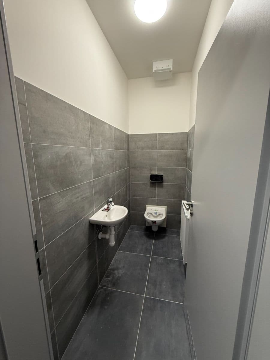 Pronájem nebytového prostoru 998 m², Tlustice, Středočeský kraj Pronájem nebytového prostoru 998 m², Tlustice, Středočeský kraj