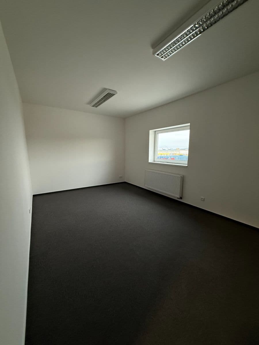 Pronájem nebytového prostoru 998 m², Tlustice, Středočeský kraj Pronájem nebytového prostoru 998 m², Tlustice, Středočeský kraj