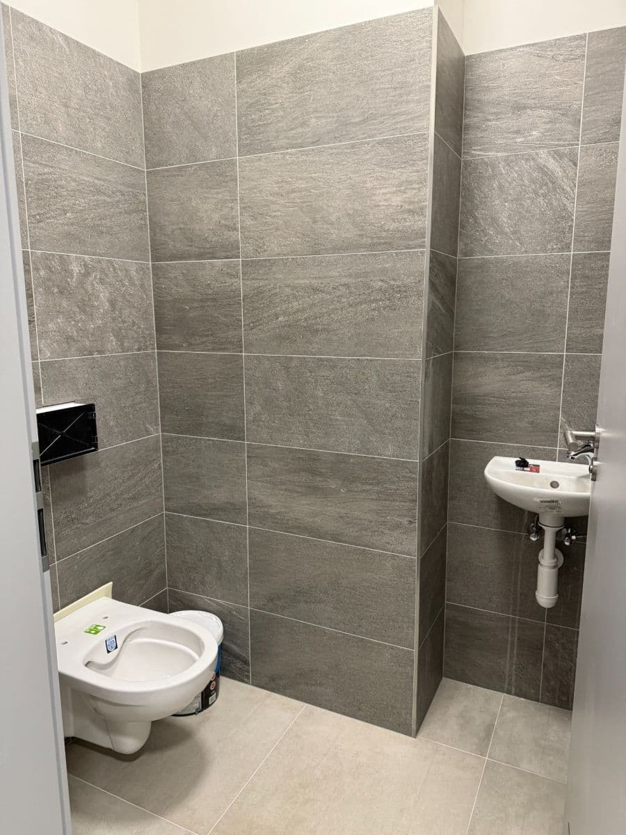 Pronájem nebytového prostoru 998 m², Tlustice, Středočeský kraj Pronájem nebytového prostoru 998 m², Tlustice, Středočeský kraj