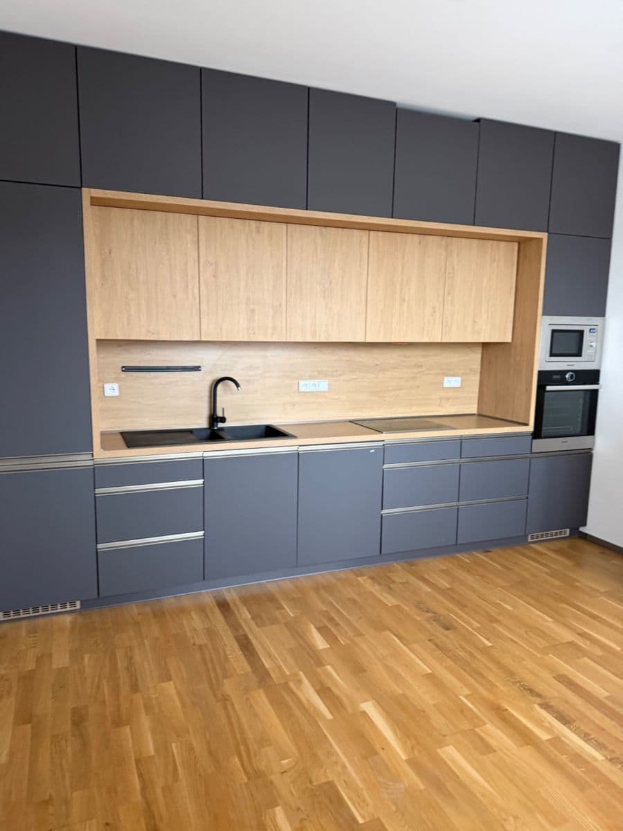 Pronájem bytu 4+kk 95 m², Sukova třída, Pardubice, Pardubický kraj Pronájem bytu 4+kk 95 m², Sukova třída, Pardubice, Pardubický kraj
