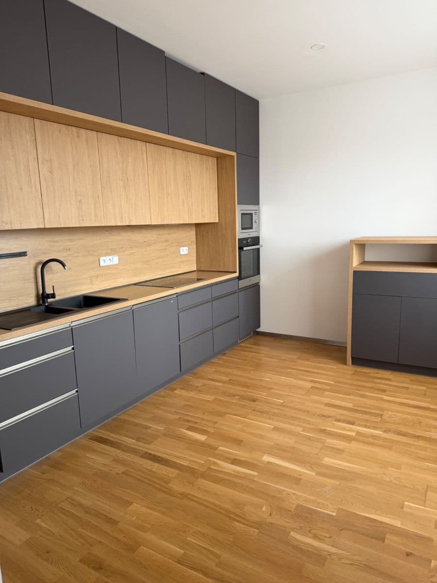 Pronájem bytu 4+kk 95 m², Sukova třída, Pardubice, Pardubický kraj Pronájem bytu 4+kk 95 m², Sukova třída, Pardubice, Pardubický kraj
