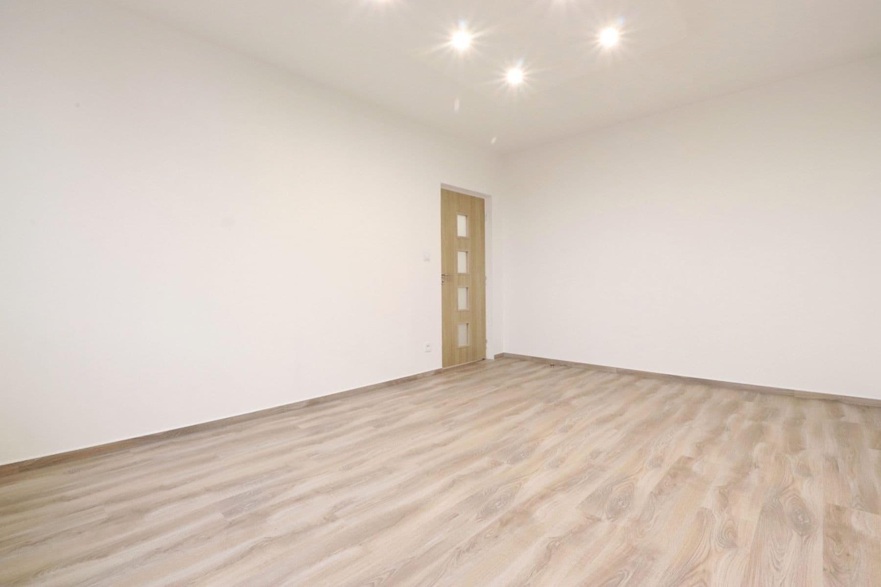 Pronájem bytu 2+1 53 m², Průběžná, Milovice, Středočeský kraj Pronájem bytu 2+1 53 m², Průběžná, Milovice, Středočeský kraj