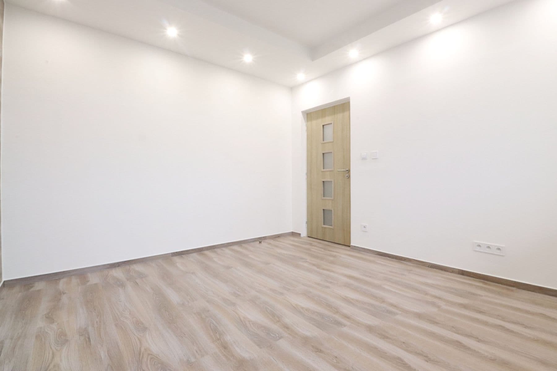 Pronájem bytu 2+1 53 m², Průběžná, Milovice, Středočeský kraj Pronájem bytu 2+1 53 m², Průběžná, Milovice, Středočeský kraj