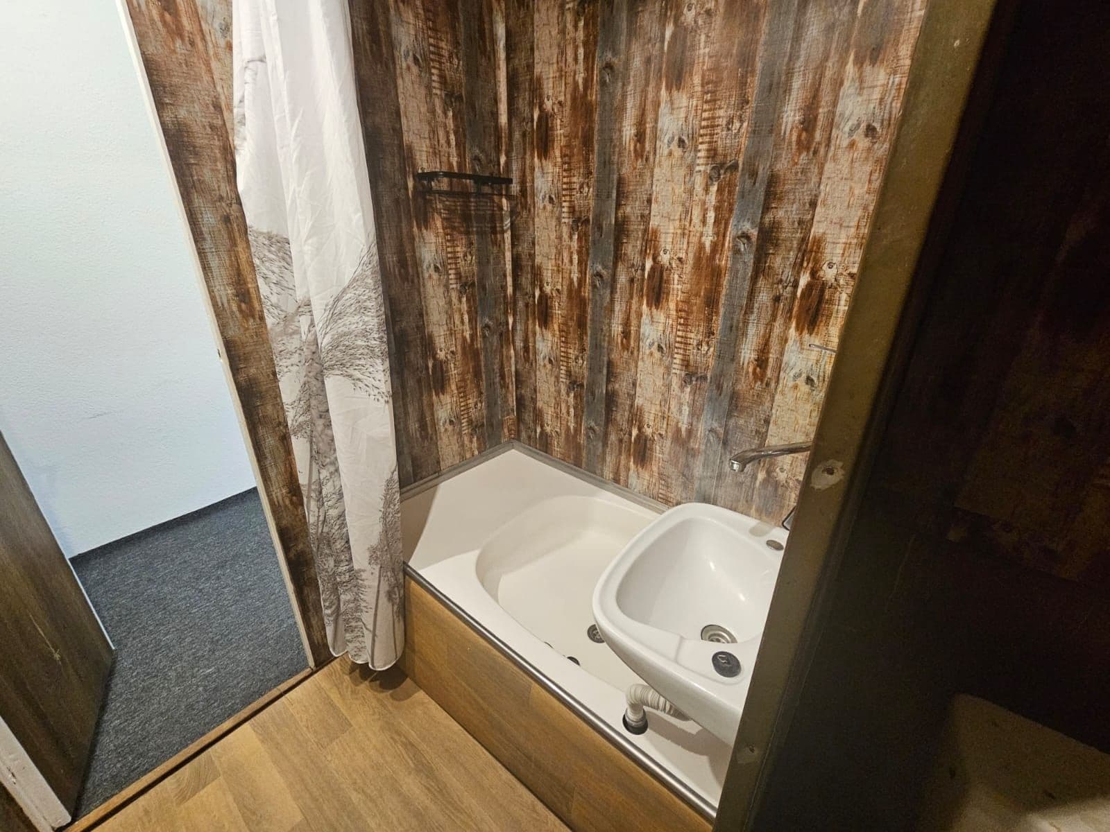 Pronájem bytu 1+kk 20 m², J. A. Gagarina, Nejdek, Karlovarský kraj Pronájem bytu 1+kk 20 m², J. A. Gagarina, Nejdek, Karlovarský kraj