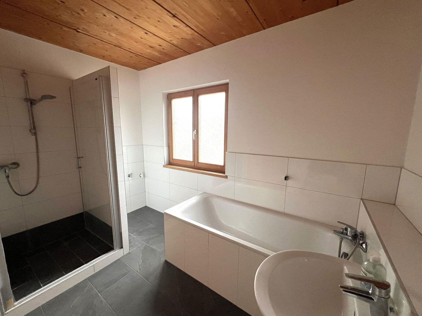 Prodej kanceláře 35 m², Irschenberg, Bavorsko Prodej kanceláře 35 m², Irschenberg, Bavorsko