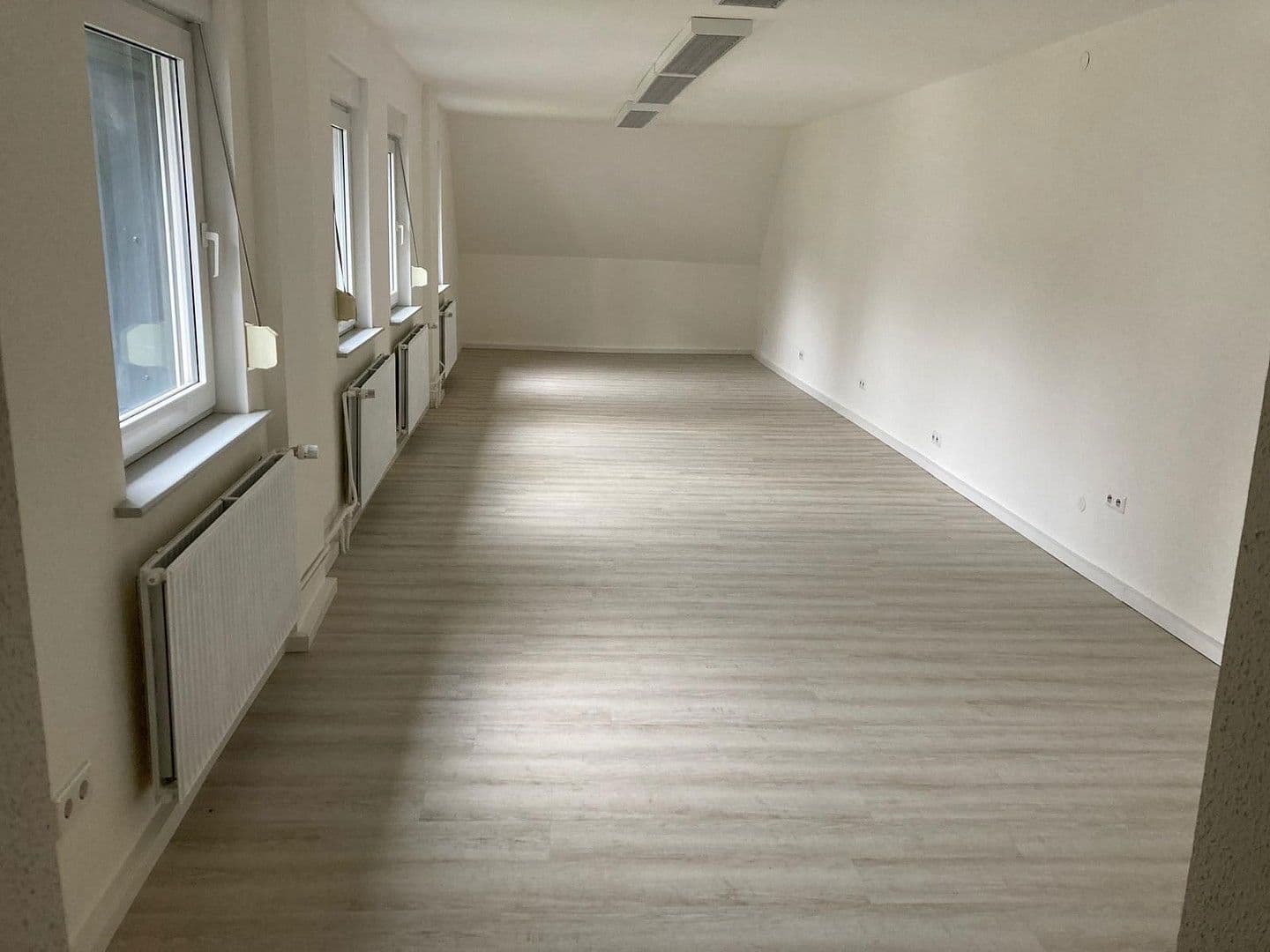 Pronájem nebytového prostoru 1.115 m², Siegen, Severní Porýní-Vestfálsko Pronájem nebytového prostoru 1.115 m², Siegen, Severní Porýní-Vestfálsko