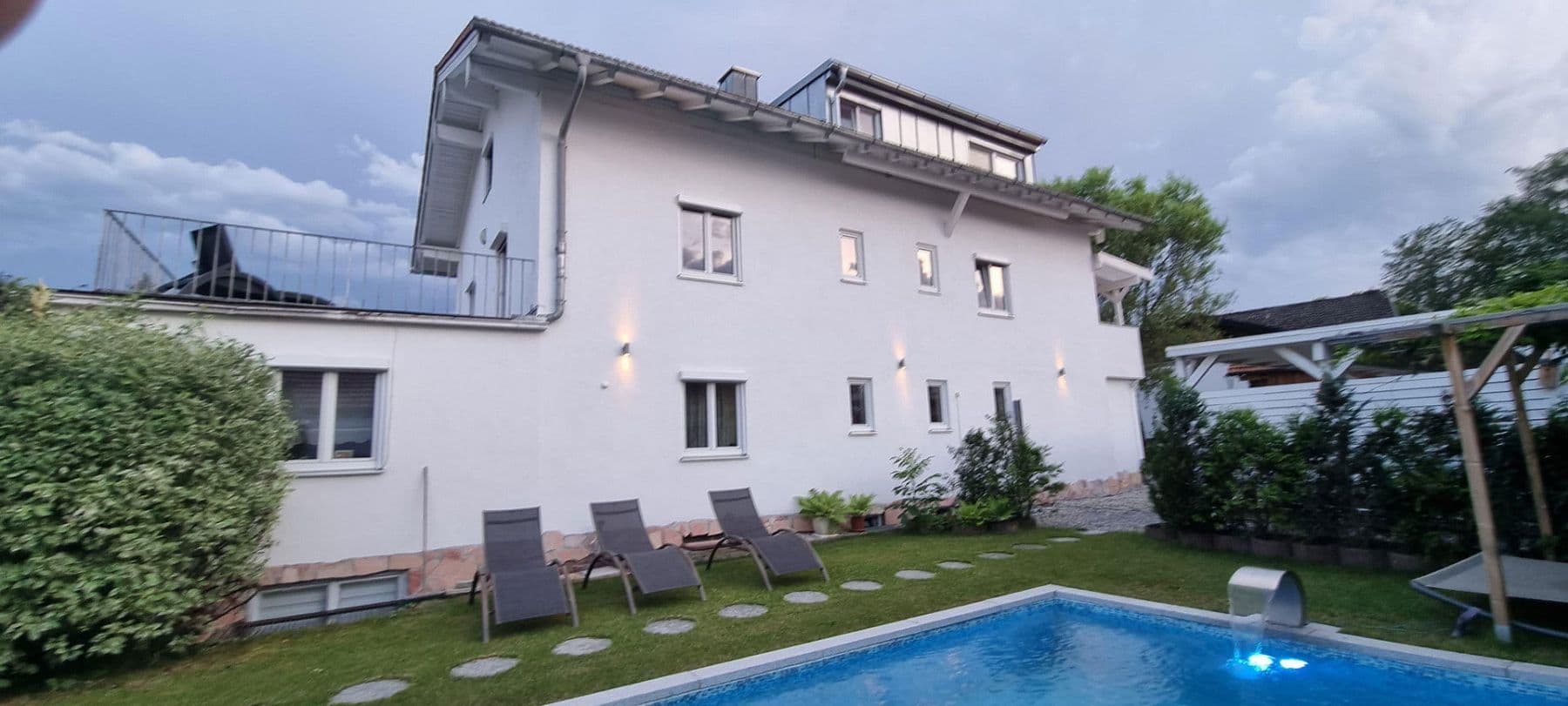 Prodej domu 314 m², pozemek 858 m², Raubling, Bavorsko Prodej domu 314 m², pozemek 858 m², Raubling, Bavorsko