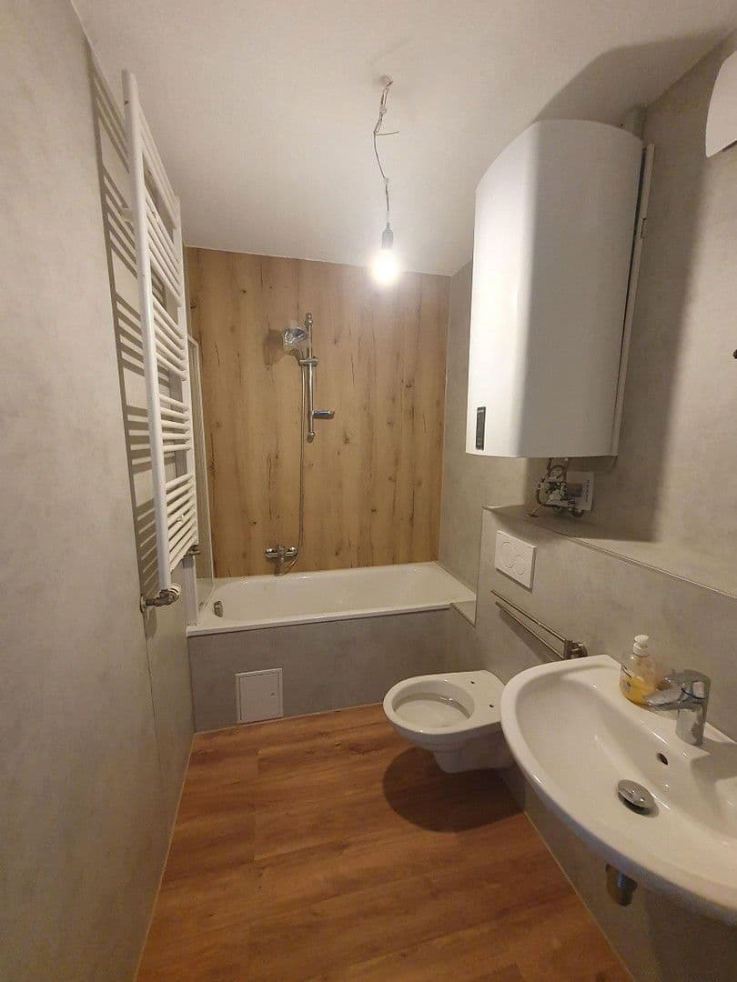 Pronájem bytu 4+1 104 m², Bahnhofstraße 98, Mühlacker, Bádensko-Württembersko Pronájem bytu 4+1 104 m², Bahnhofstraße 98, Mühlacker, Bádensko-Württembersko