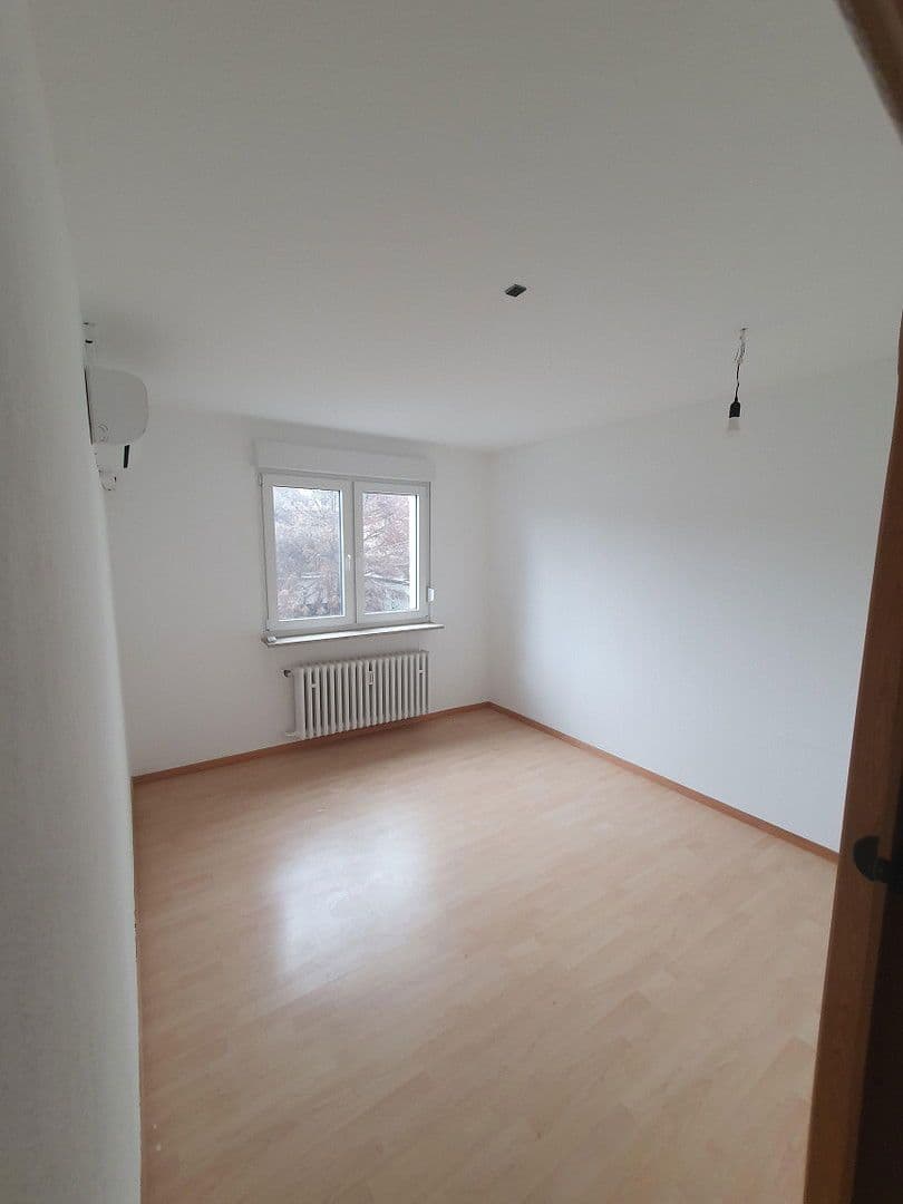 Pronájem bytu 4+1 104 m², Bahnhofstraße 98, Mühlacker, Bádensko-Württembersko Pronájem bytu 4+1 104 m², Bahnhofstraße 98, Mühlacker, Bádensko-Württembersko