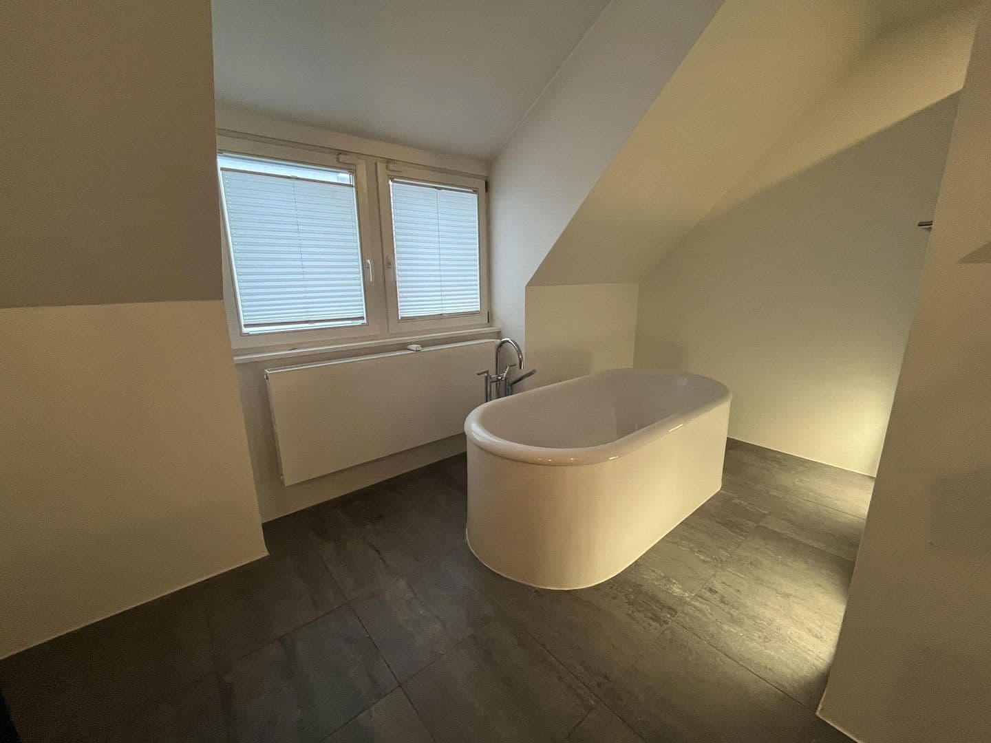 Pronájem bytu 5+1 284 m², Schwarzwaldstr. 17, Singen (Hohentwiel), Bádensko-Württembersko Pronájem bytu 5+1 284 m², Schwarzwaldstr. 17, Singen (Hohentwiel), Bádensko-Württembersko