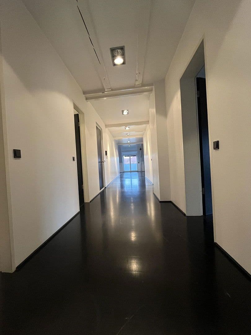 Pronájem bytu 5+1 284 m², Schwarzwaldstr. 17, Singen (Hohentwiel), Bádensko-Württembersko Pronájem bytu 5+1 284 m², Schwarzwaldstr. 17, Singen (Hohentwiel), Bádensko-Württembersko