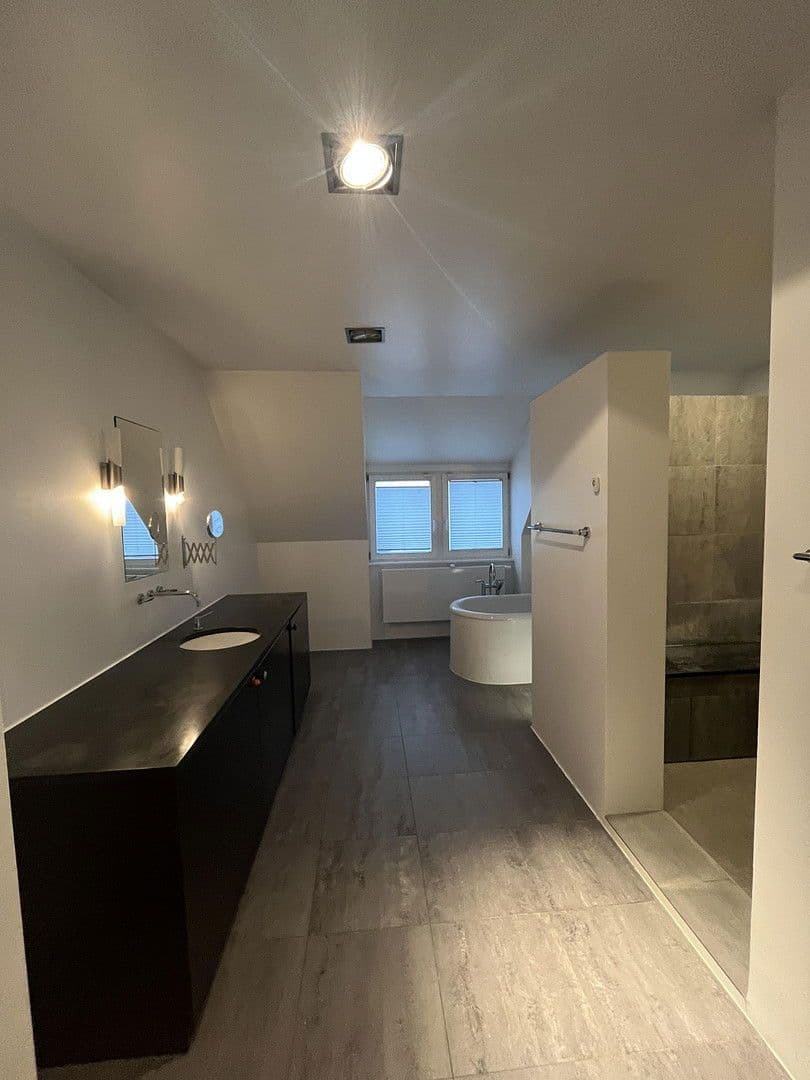 Pronájem bytu 5+1 284 m², Schwarzwaldstr. 17, Singen (Hohentwiel), Bádensko-Württembersko Pronájem bytu 5+1 284 m², Schwarzwaldstr. 17, Singen (Hohentwiel), Bádensko-Württembersko