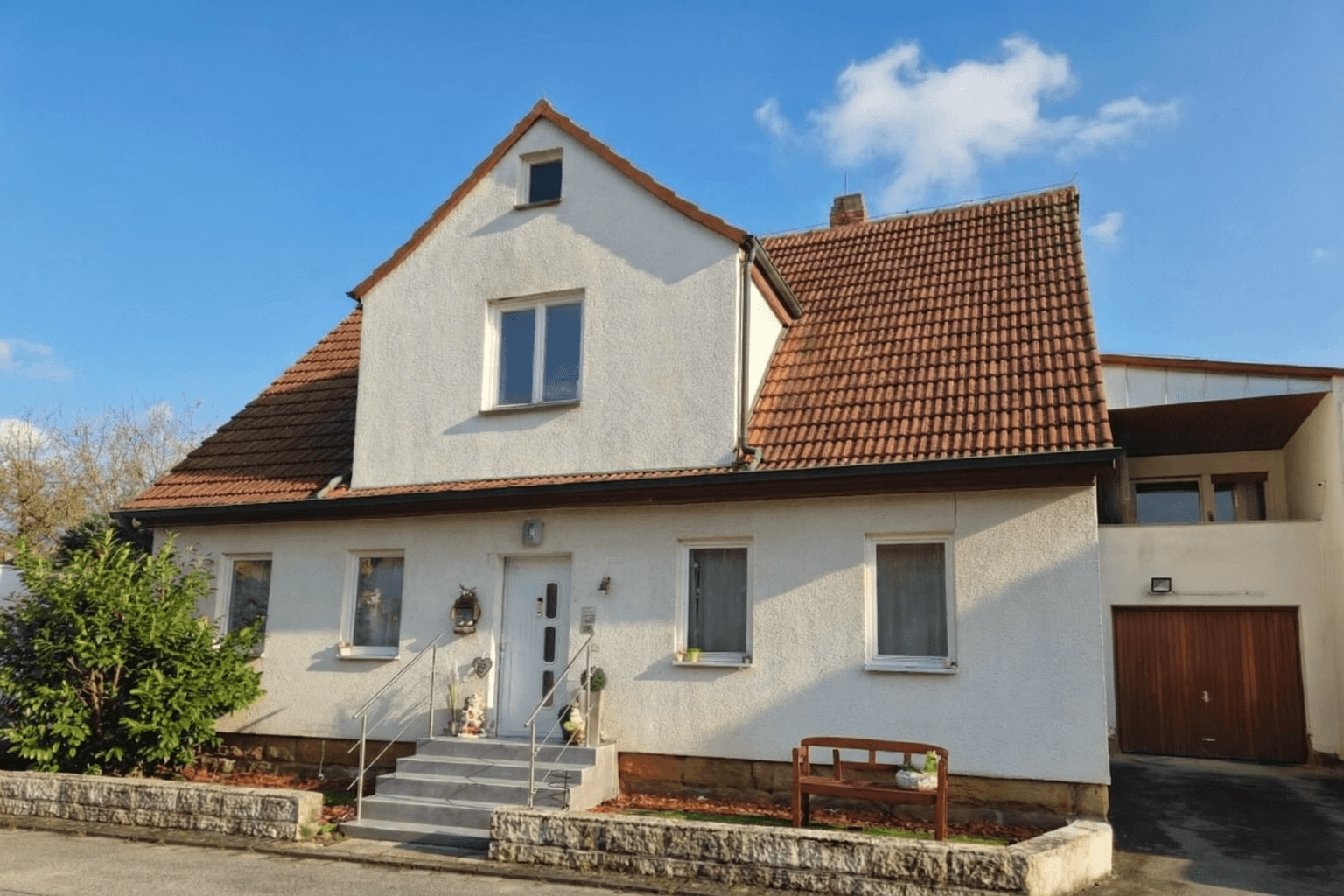 Prodej domu 313 m², pozemek 480 m², Hüllreuthstr 13, Michelau in Oberfranken, Bavorsko Prodej domu 313 m², pozemek 480 m², Hüllreuthstr 13, Michelau in Oberfranken, Bavorsko