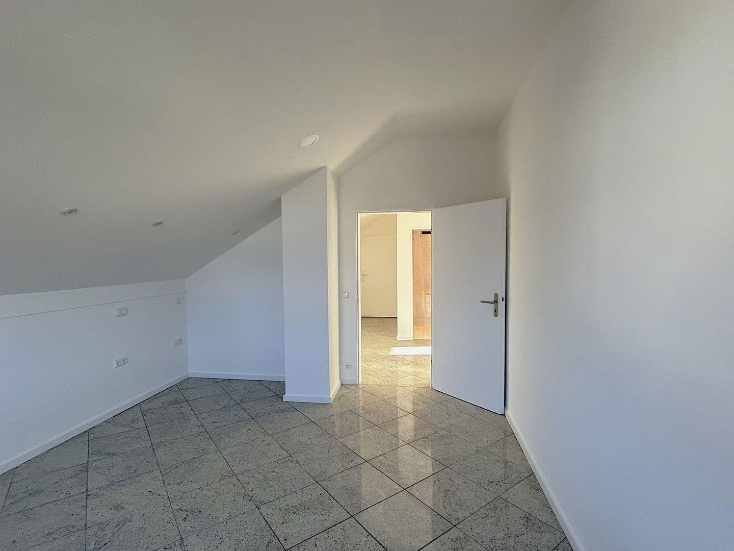 Pronájem bytu 2+1 63 m², Ellingerweg 98, München, Bavorsko Pronájem bytu 2+1 63 m², Ellingerweg 98, München, Bavorsko