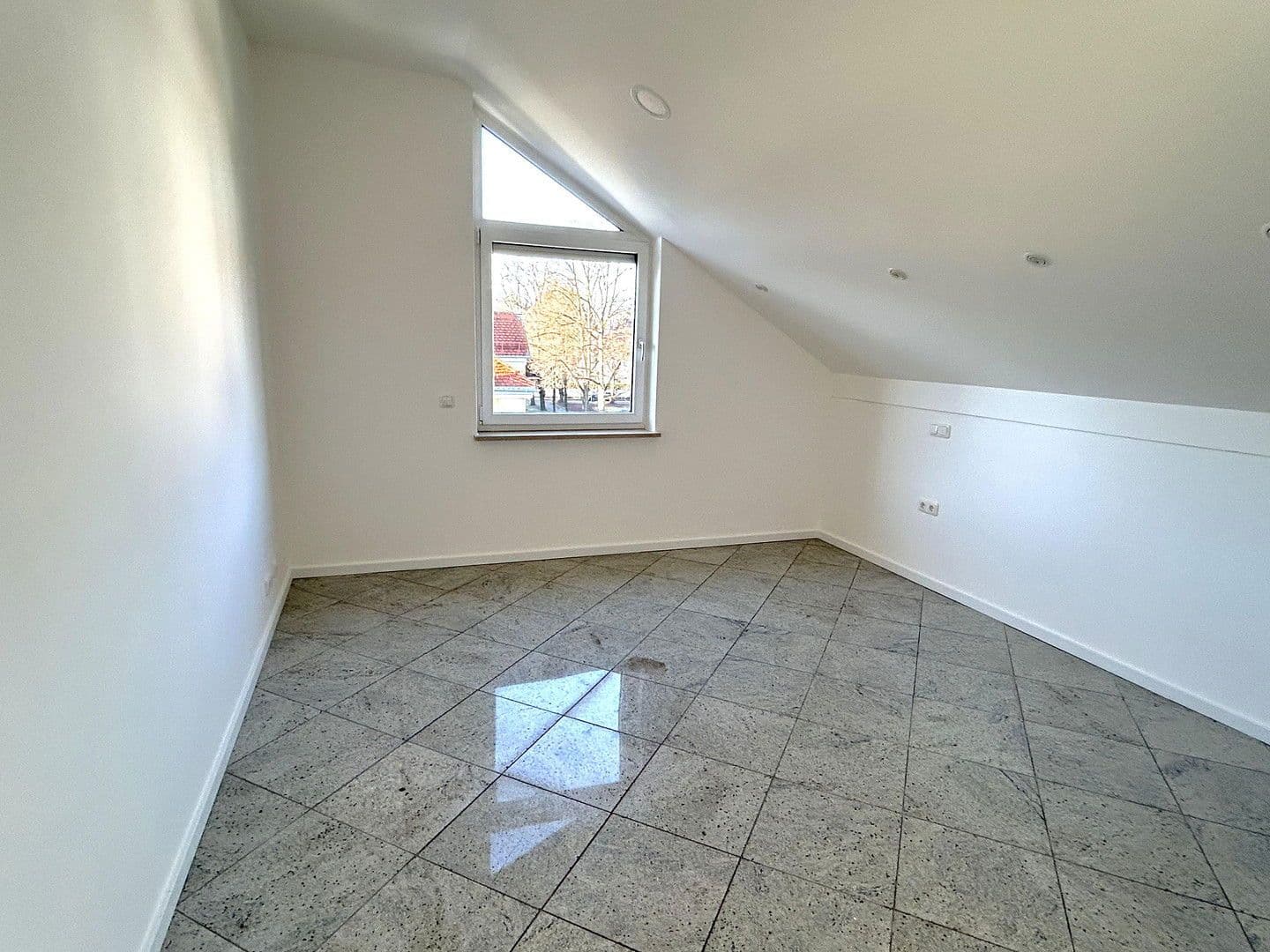 Pronájem bytu 2+1 63 m², Ellingerweg 98, München, Bavorsko Pronájem bytu 2+1 63 m², Ellingerweg 98, München, Bavorsko