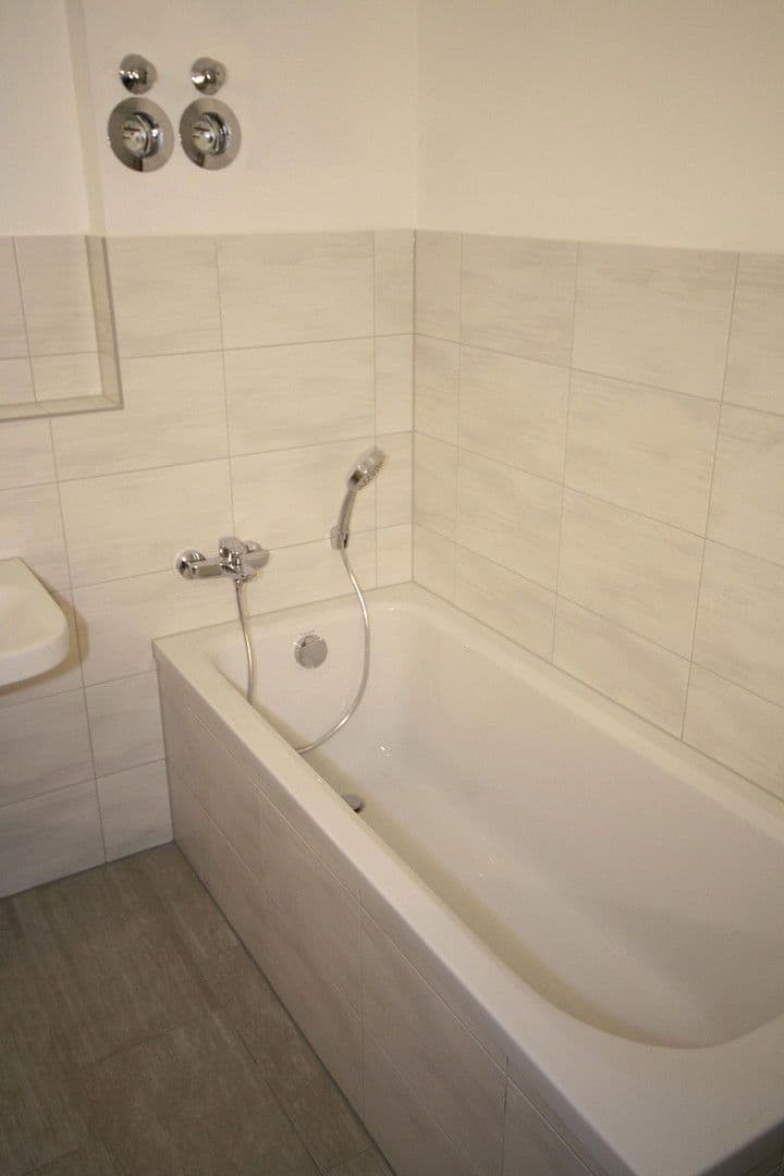 Pronájem bytu 4+1 101 m², Gothaer Straße 34, Suhl, Durynsko Pronájem bytu 4+1 101 m², Gothaer Straße 34, Suhl, Durynsko