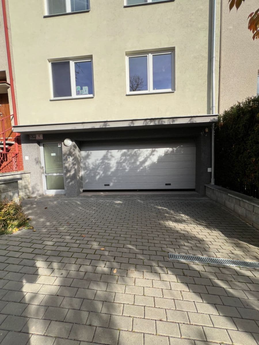 Pronájem garáže 32 m², Zemkova, Brno, Jihomoravský kraj Pronájem garáže 32 m², Zemkova, Brno, Jihomoravský kraj