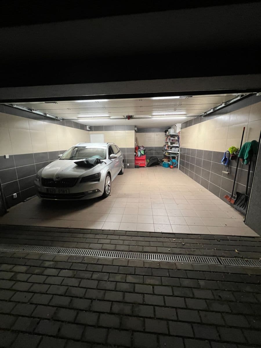 Pronájem garáže 32 m², Zemkova, Brno, Jihomoravský kraj Pronájem garáže 32 m², Zemkova, Brno, Jihomoravský kraj