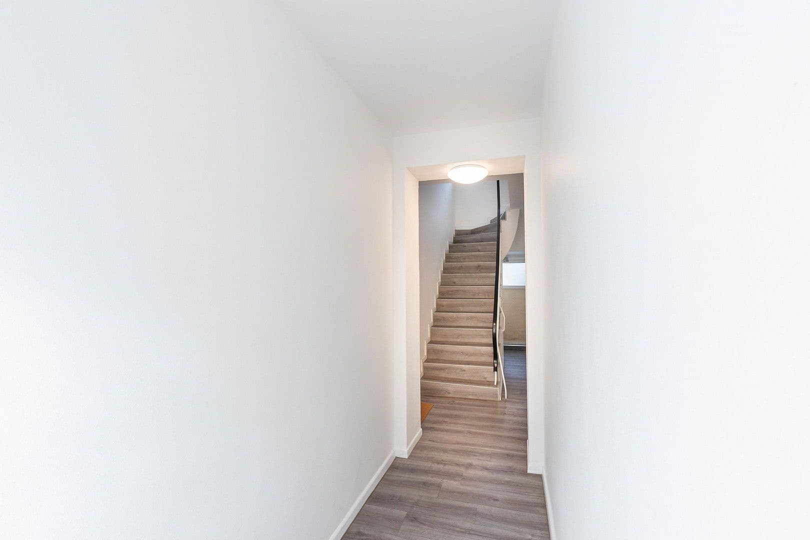 Pronájem bytu 3+1 45 m², Düsseldorf, Severní Porýní-Vestfálsko Pronájem bytu 3+1 45 m², Düsseldorf, Severní Porýní-Vestfálsko