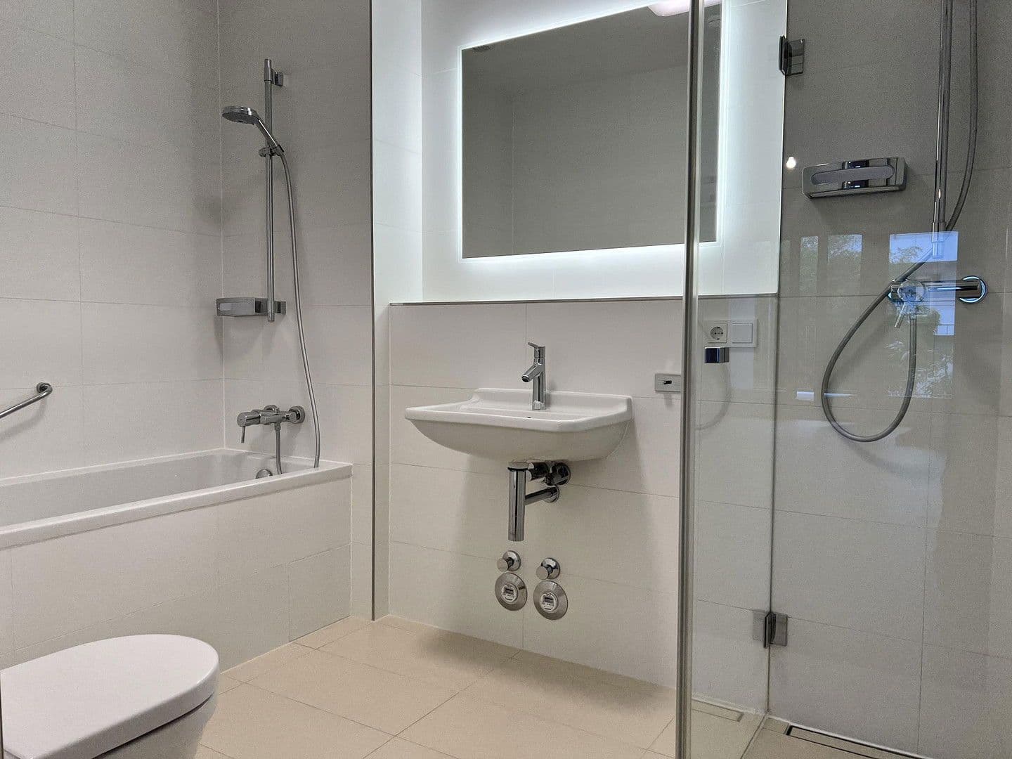 Pronájem bytu 2+1 77 m², Pariser Straße 22, Berlin, Berlín Pronájem bytu 2+1 77 m², Pariser Straße 22, Berlin, Berlín