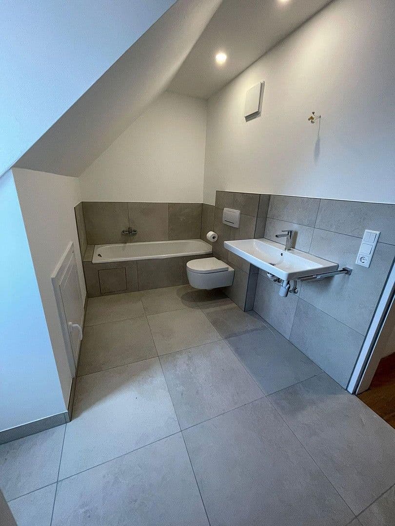 Pronájem bytu 3+1 100 m², Bahnhofsstraße 9, Eichenau, Bavorsko Pronájem bytu 3+1 100 m², Bahnhofsstraße 9, Eichenau, Bavorsko